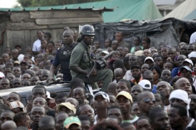 Loajální Gbagbovi policisté kontrolují dav jeho příznivců.