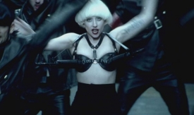 Lady Gaga v klipu k písni Alejandro.