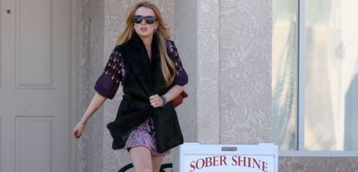Herečka Lindsay Lohanová údajně fyzicky napadla pracovnici protidrogového cetra, kde se léčí. 