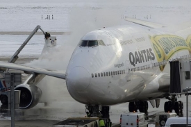 Sníh komplikuje leteckou dopravu v Británii.