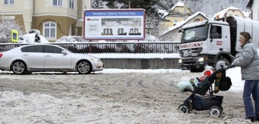 Doprava v Česku zatím nestojí. Problém dělá pouze nahrnutý sníh (ilustrační foto).