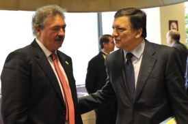 Šéf lucemburské diplomacie Asselborn (vlevo) s předsedou EK Barrosem.