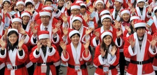 Skupinové foto korejských Santa Clausů. V Jižní Koreji křesťanů přibývá.