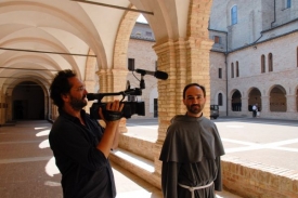 Svatý František při natáčení.