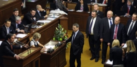 Lubomír Zaorálek (uprostřed) kritizuje koalici za to, že sněmovně upírá roli politického fóra.