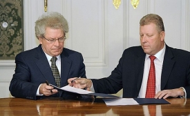 Jiří Bělohlávek při podpisu smlouvy s ministrem kultury Jiřím Besserem.