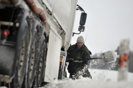 O víkendu potrápí řidiče náledí a nahrnutý sníh (ilustrační foto).