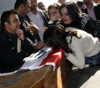 Pohřeb dvou křesťanských bratrů zastřelených Iráčany (prosinec 2010).