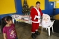 Policisté v peruánské Limě jako každé Vánoce hrají převlečení za Santa Clause chudým dětem představení a rozdávají jim sladkosti.