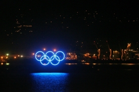 Zářící olympijské kruhy ve Vancouveru.