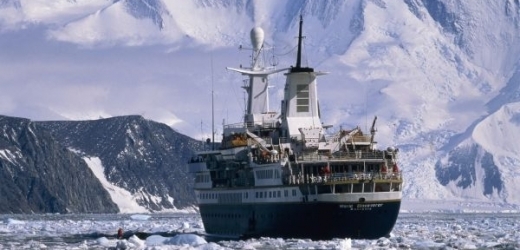 Z jihochilského přístavu budou polárníci cestovat na palubě ledoborce (ilustrační foto).