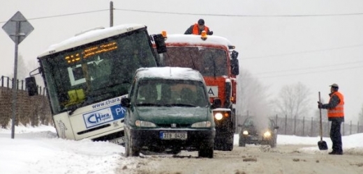 Námraza a kluzké vozovky komplikují nedělní dopravu (ilustrační foto). 