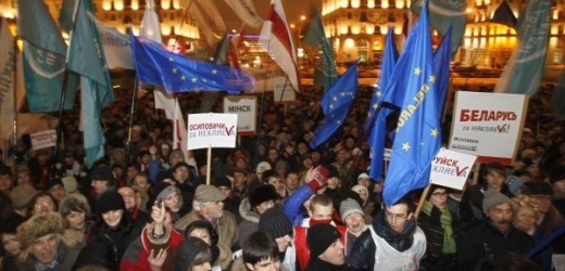 Po vyhlášení výsledků prezidentských voleb se v Minsku shromáždilo přes deset tisíc demonstrantů.