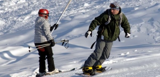 Na sjezdovce by měli mít lyžaři i snowboardisté přilby. U nás to ale zatím povinné není.