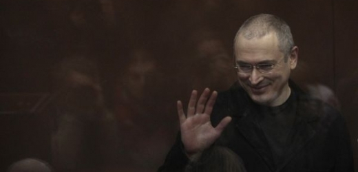 Soud uznal Chodorkovského vinu ze zpronevěry miliard.
