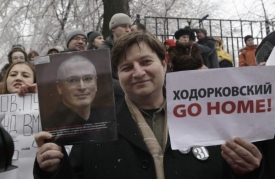 Před soudem se sešlo na 250 sympatizantů Chodorkovského.
