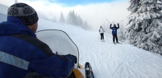 Srážku s lyžařem patrně zavinil řidič skútru (ilustrační foto).