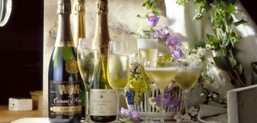 Francouzští vědci zkoumali, jak nejlépe servírovat šampaňské.