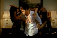Španělský zpěvák Enrique Iglesias ve svém novém videoklipu.