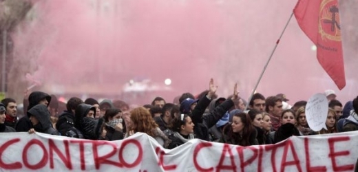 Italové demonstrují proti kapitalismu (ilustrační foto).
