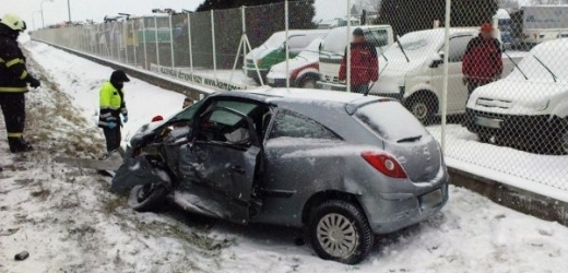Řidič osobního automobilu zemřel po čelní srážce s autobusem ve Starém Městě na Uherskohradišťsku (ilustrační foto).