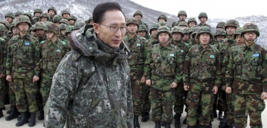 Jihokorejský prezident na obhlídce svého vojska u hranic s KLDR. Prosinec 2010. 