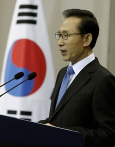 I Mjong-bak je v čele Jižní Koreje od roku 2008. Po svém nástupu do funkce zastavil bezpodmínečné poskytování pomoci KLDR a obnovení dodávek podmínil zastavením severokorejských výpadů vůči Soulu. 