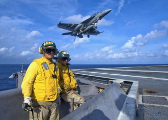 USS Washington v Pacifiku. Americké letadlovky ohrožuje čínský drak.