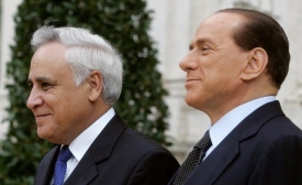 Moše Kacav (vlevo) s proslulým italským potentátem Silviem Berlusconim.