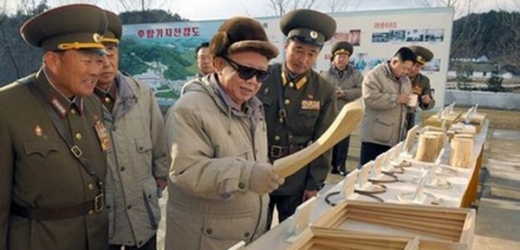 Komunistický vůdce Kim Čong-il si se zájmem prohlíží severokorejské výrobky.