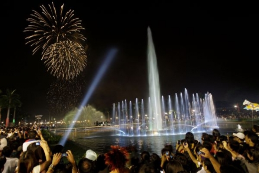 Oslavy v Manile přilákaly k vodní fontáně tisíce lidí.