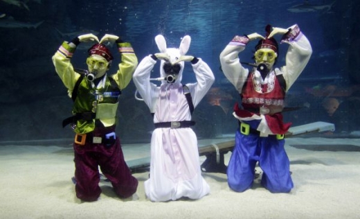 Rok králíka přichází. V jihokorejském Soulu se slaví i pod vodou. 