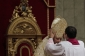 Ještě před začátkem mše pomáhá Benediktu XVI. s oblečením mitry prelát.