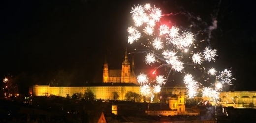 Česko přivítalo nový rok tradičními ohňostroji.