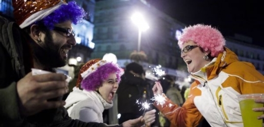 Temperamentní Španělé slaví v ulicích Madridu.