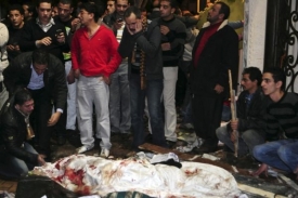 O život přišlo nejméně 21 lidí, mezi oběťmi bylo i osm muslimů.