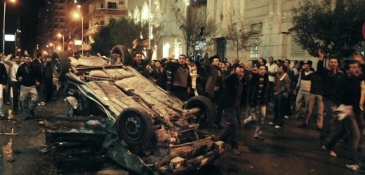 Výbuch rozpoutal násilí v ulicích Alexandrie.