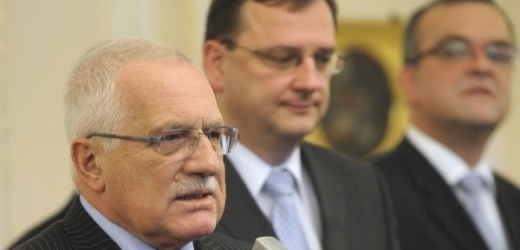 Prezident ve svém projevu mimo jiné podpořil i současnou vládu premiéra Petra Nečase (v pozadí).
