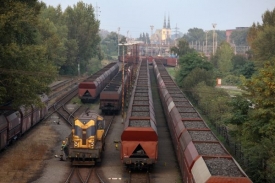 Mýtné se zdražuje i kvůli snaze převést přepravu nákladů ze silnic na železnice (ilustrační foto). 