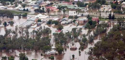 Austrálie bojuje s nejhoršími záplavami za desetiletí.