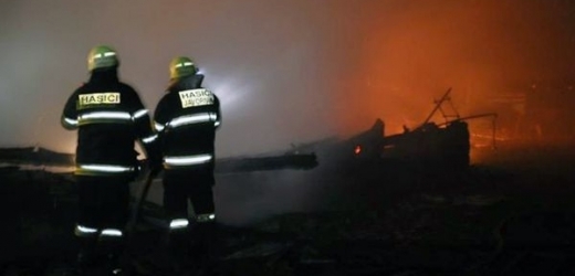 Hasiči z Olomouckého kraje likvidovali v noci rozsáhlý požár obchodu v části Javorníku Bílý Potok. 