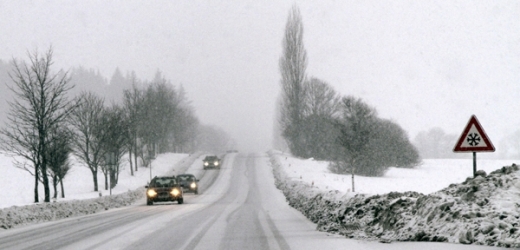 Noční sněžení zkomplikovalo situaci řidičům na většině území Česka (ilustrační foto). 