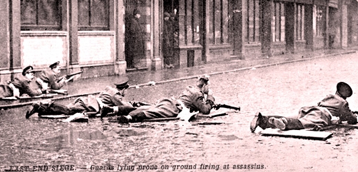 Skotská garda v Sidney Street míří na dům s ruskými anarchisty. Stalo se v úterý 3. ledna 1911. Snímek převzat z britské Wikipedie.