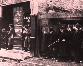 Světově proslulý snímek ze 3. ledna 1911. Ministr vnitra Winston Churchill (v kolečku) osobně řídí zásah proti anarchistům.  