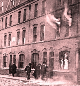 Hořící dům v Sidney Street. Takto vrcholila přestřelka policie s ruskými anarchisty. Stalo se v úterý 3. ledna 1911. Snímek převzat z britské Wikipedie.