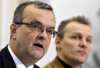 Ministr financí Miroslav Kalousek (vlevo) a poradce ministerstva financí ČR pro mezinárodní arbitráže Radek Šnábl (vpravo) vystoupili 30. prosince na tiskové konferenci k prohrané arbitráži s ČSOB ohledně záruk po zkrachovalé IPB. 
