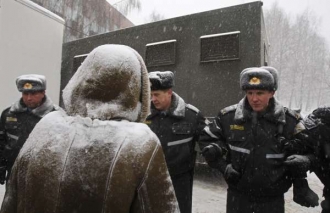 Příbuzní a známí zatčených opozičníků stojí před věznicí v Minsku.