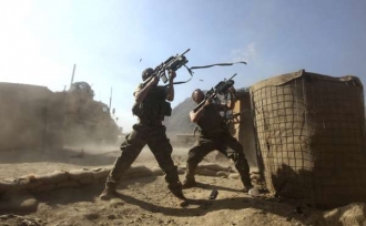 Vojáci USA při nečekaném útoku povstalců na jihovýchodě Afghánistánu.