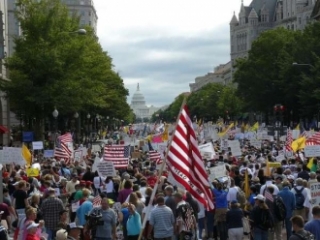 Aktivisté hnutí Tea Party demonstrují ve Washingtonu.
