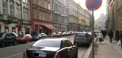 Maserati se čtyřmi dvojkami parkuje v Praze na zákazu zastavení.